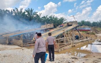 Kapolsek Kampar Kiri Pimpin Penindakan PETI, 6 Unit Rakit Diamankan