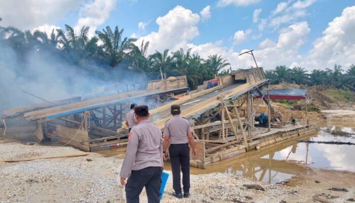 Kapolsek Kampar Kiri Pimpin Penindakan PETI, 6 Unit Rakit Diamankan