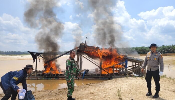 Sinergi Polri — TNI Tindak PETI, Belasan Rakit Dibakar di Kebun Sawit Koperasi