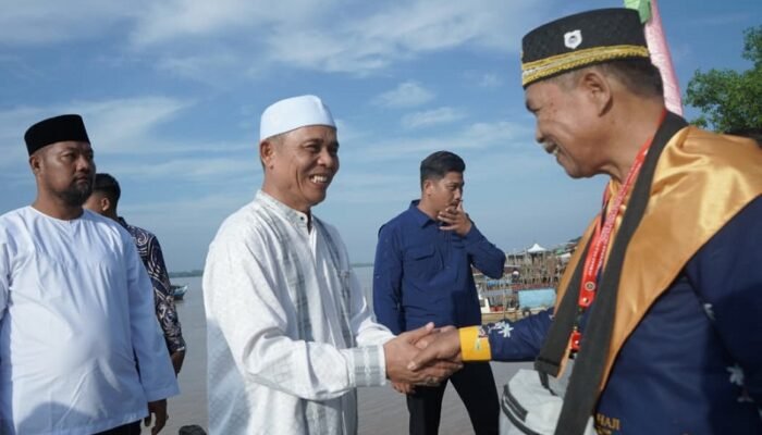 Bupati Inhil Herman Lepas 307 JCH Kloter 7 di Masjid Agung Al-Huda Tembilahan, Suasana Haru Iringi Keberangkatan