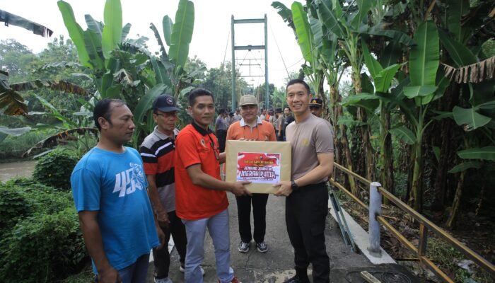 Bersama Warga, Kapolres Madiun Benahi Jembatan Akses Utama Dusun