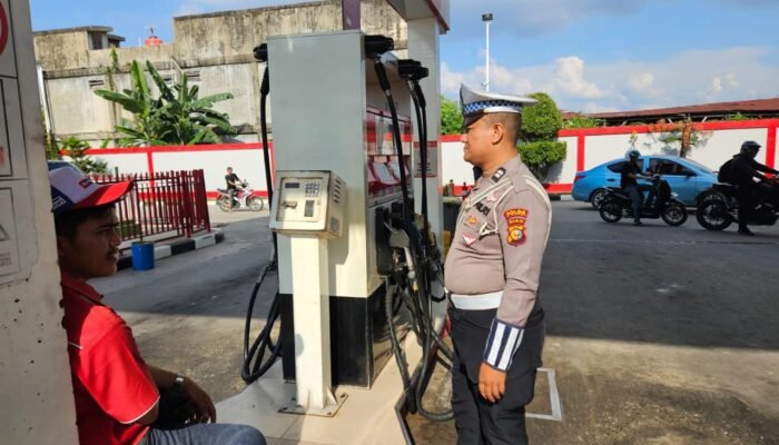 Ditlantas Polda Riau Bersama Polresta Pekanbaru Siaga di SPBU dan Jalur Padat Kota
