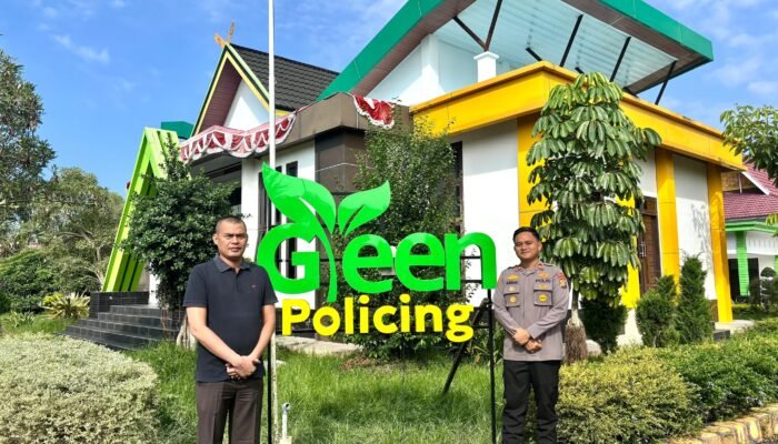 Dukung Program Green Policing, Polsek Bonai Darussalam Pasang Neon Box dan Tanam Pohon Bersama Warga Desa Sontang