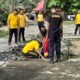Polsek Kunto Darussalam Bersama Damkar Kompak Gotong Royong Bersihkan Lingkungan dan Saluran Air