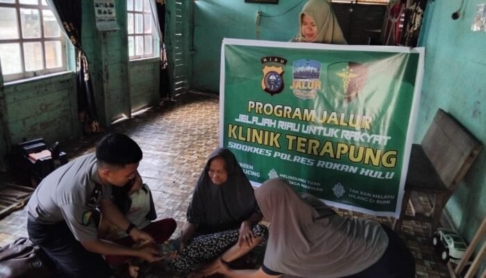 Berikan Layanan Kesehatan Gratis, Polres Rohul Gelar Program JALUR Klinik Terapung Bagi Masyaraat Pinggiran Sungai Batang Lubuh