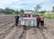 Kapolsek Kepenuhan Bersama Upika Laksanakan Penanaman Jagung Kuartal II di Desa Kepenuhan Baru.