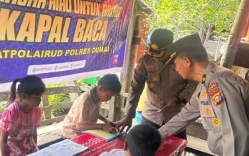 Polres Dumai Gelar Program JALUR, Bagikan Bansos dan Pengobatan Gratis di Pesisir Pangkalan Sesai