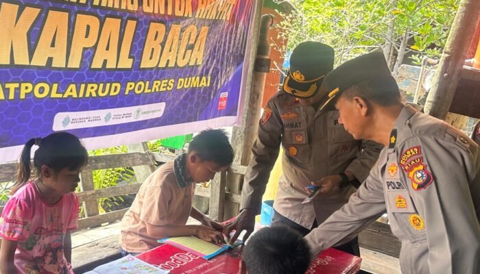 Polres Dumai Gelar Program JALUR, Bagikan Bansos dan Pengobatan Gratis di Pesisir Pangkalan Sesai