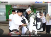 Penuh Haru, Wakil Bupati Rohul Sambut Kepulangan Jemaah Haji Kloter 8.