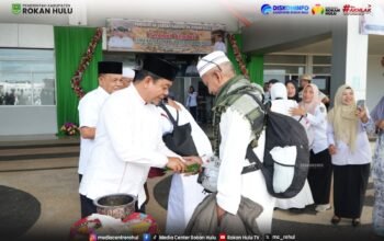 Penuh Haru, Wakil Bupati Rohul Sambut Kepulangan Jemaah Haji Kloter 8.