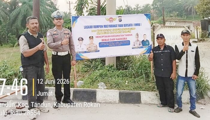 Sinergi Polsek- Laskar RMRB Tandun Gencarkan Kampanye Bahaya Narkoba Melalui Pemasangan Spanduk