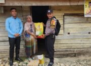 Polsek Kabun Hadir untuk Masyarakat, Bhabinkamtibmas Salurkan Bantuan Sembako kepada Lansia Sebatang Kara.