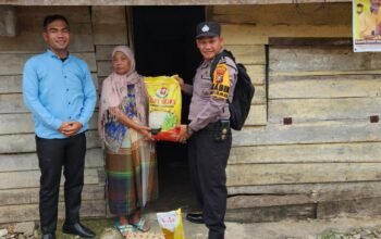 Polsek Kabun Hadir untuk Masyarakat, Bhabinkamtibmas Salurkan Bantuan Sembako kepada Lansia Sebatang Kara.