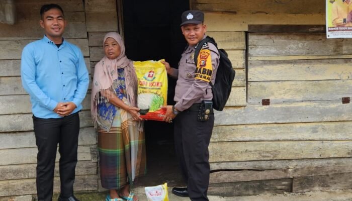 Polsek Kabun Hadir untuk Masyarakat, Bhabinkamtibmas Salurkan Bantuan Sembako kepada Lansia Sebatang Kara.