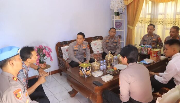 Sambut Hari Bhayangkara ke-80, Kapolres Madiun Gelar Anjangsana kepada Anggota Sakit dan Purnawirawan Polri