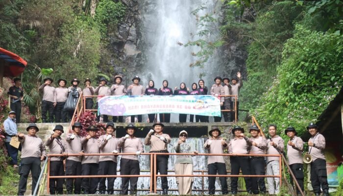 Jaga Pesona Alam Lawu, Kapolres Magetan Pimpin Aksi Bersih bersih sampah di Wisata Air terjun Tirtosari