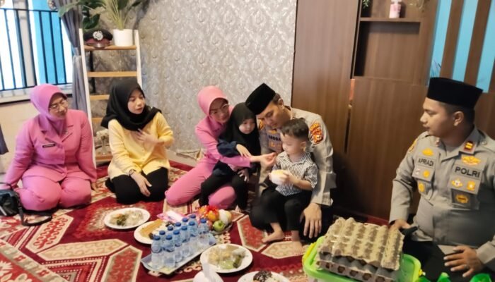 Kapolres Dumai Bersama Bhayangkari Serahkan Bantuan kepada Keluarga Almarhum Brigadir Dedi Handoko