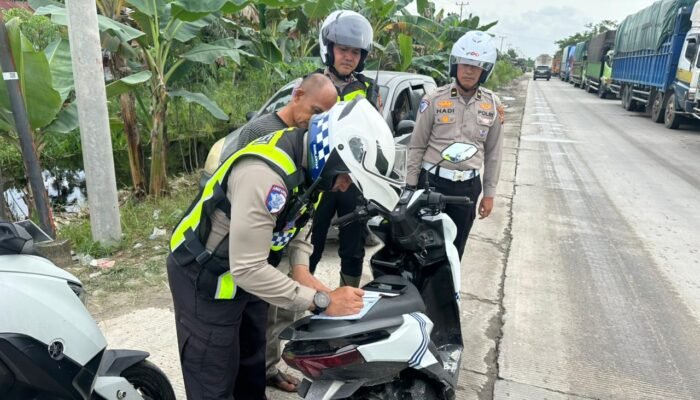 Polantas Polda Riau Sapa Pengendara di Persimpangan, Edukasi Kamseltibcarlantas dan Green Policing
