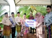 Bupati Kasmarni Serahkan Bantuan Korban Puting Beliung di Desa Api-Api, Tegaskan Pemerintah Hadir Di Tengah Masyarakat
