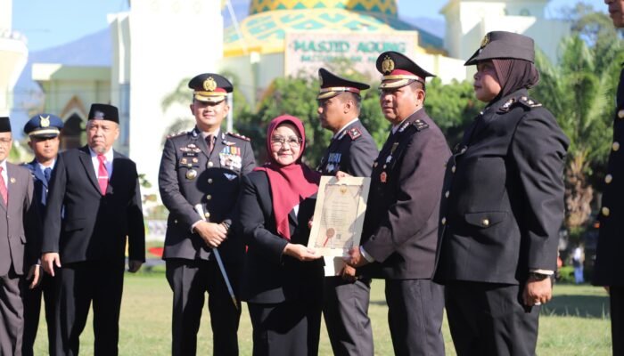 Hari Bhayangkara ke-80, Bupati Magetan Ganjar Personel Polres Piagam Penghargaan atas Pengabdian Menjaga Kamtibmas yg kondusif