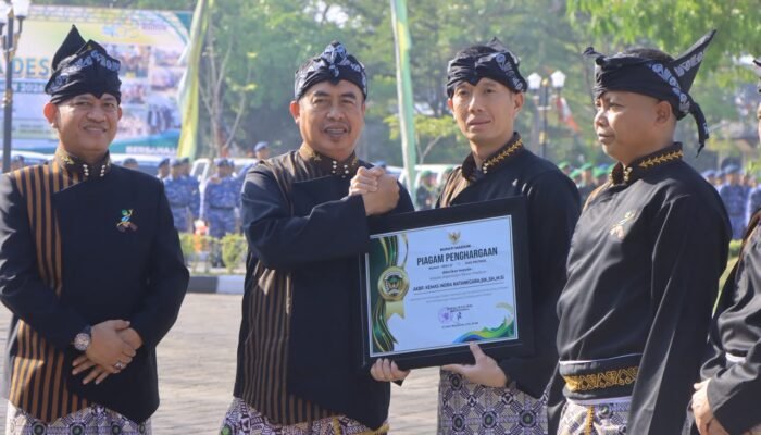 Kapolres Madiun Terima Penghargaan dari Bupati Madiun atas Dedikasi Menjaga Kondusivitas Kabupaten Madiun