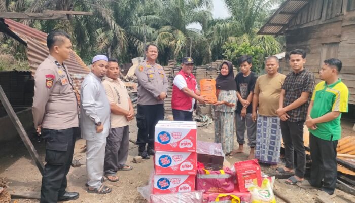 Kapolsek Kepenuhan dan Camat Salurkan Bantuan untuk Korban Kebakaran Rumah di Desa Ulak Patian