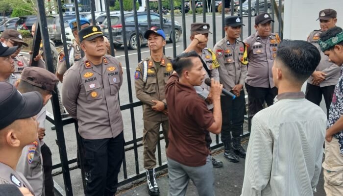 Polsek Rambah Kawal Aksi AMPUN Rohul, Pengamanan Humanis Jaga Kamtibmas Tetap Kondusif