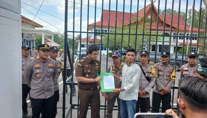 Kejari Rokan Hulu Terima Aspirasi AMPUN Rohul, Aksi Berlangsung Tertib dalam Pengamanan Polsek Rambah