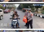 Satlantas Rohul Bagikan Masker Gratis, Jaga Keselamatan Pengguna Jalan di Tengah Kabut Asap
