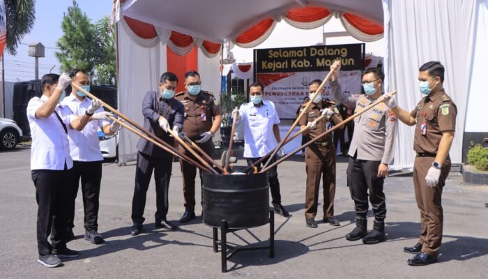 Sinergitas Penegak Hukum, Kapolres Madiun dan Kajari Musnahkan Barang Bukti Perkara Pidana Umum
