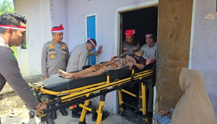 Polres Dumai Bersama Polda Riau Evakuasi Lansia Sakit Menahun dalam Kegiatan Ekspedisi Merah Putih Presisi