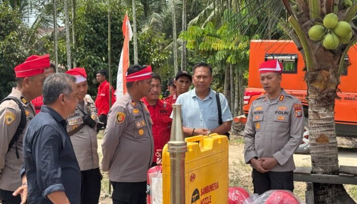 Polres Dumai Gelar Ekspedisi Merah Putih Presisi di Sungai Sembilan, Salurkan Bantuan dan Tanam 200 Bibit Mangrove
