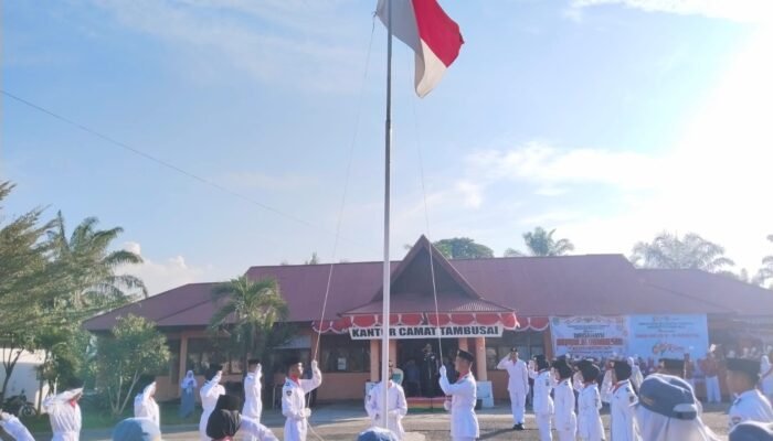 Polsek Tambusai Kawal Khidmat Upacara Penurunan Bendera HUT ke-81 RI