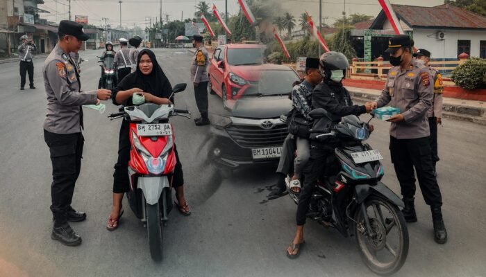 Polsek Rambah Bergerak, Bagikan Masker di Tengah Kabut Asap