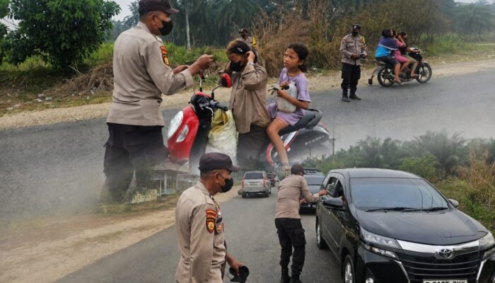 Polsek Rambah Hilir Bagikan Masker Ke Masyarakat Cegah Dampak Kabut Asap