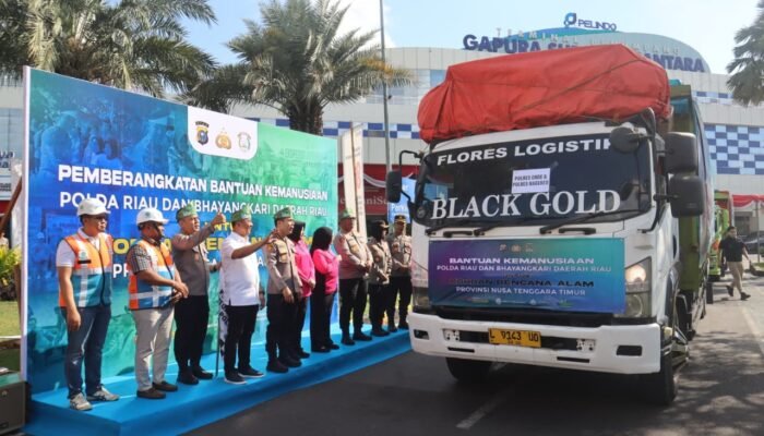 Dari Bumi Lancang Kuning, 60 Ton Bantuan Polda Riau Dikirim untuk Korban Bencana NTT
