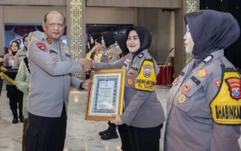 Dedikasi dan Inovasi Berbuah Prestasi, Brigpol Riztania Raih Penghargaan Kapolda Jatim