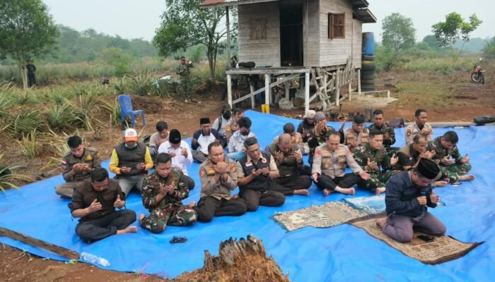 Kapolda Riau dan Pangdam Tinjau Karhutla di Inhu, Gelar Salat Istisqa Memohon Hujan