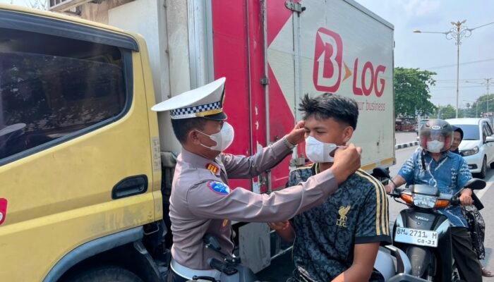 Cegah ISPA Akibat Kabut Asap, Satlantas Polres Rohul Turun ke Jalan Bagikan Masker