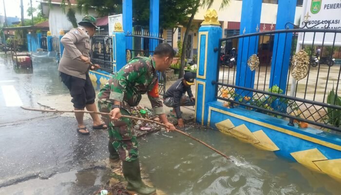 Polsek Dumai Timur Turun Pascabanjir di Buluh Kasap, Sejumlah Jembatan Hambat Aliran Air