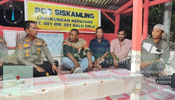 Polsek Tambusai Gerakkan Kepedulian Warga Lewat Satkamling  TAMBUSAI — Polsek Tambusai menggerakkan kepedulian warga terhadap keamanan lingkungan melalui sambang Pos Satkamling di Kelurahan Tambusai Tengah, Sabtu (3/10/2026) malam.  Kegiatan menyasar Pos Satkamling RT 001/RW 001 dan RT 002/RW 002 di Lingkungan Kepayang. Jajaran Polsek Tambusai berdialog dengan warga sekaligus melihat langsung aktivitas Satkamling di wilayah tersebut.  Kapolsek Tambusai AKP Jon Heri, S.H. hadir langsung di tengah warga untuk memastikan Pos Satkamling tetap aktif. Ia juga menyerap masukan terkait situasi keamanan serta mengajak masyarakat menjaga kamtibmas secara bersama-sama.  “Keamanan itu dimulai dari kepedulian. Ketika warga saling mengenal, saling mengingatkan dan cepat berkoordinasi, lingkungan akan lebih siap menghadapi setiap potensi gangguan,” ujar AKP Jon Heri.  Kegiatan turut didampingi Kanit Binmas Polsek Tambusai IPDA B. Lumban Gaol, Bhabinkamtibmas Aipda L. Tamba dan Briptu Erwin Prayoga. Hadir pula Kepala Lingkungan Kepayang Syamsir Alam, Ketua RW 001 Sutirin, Ketua RW 002 Sugi serta tokoh masyarakat.  Hasil pengecekan menunjukkan kedua Pos Satkamling aktif dan tidak ditemukan permasalahan. Kehadiran Polri melalui Polsek Tambusai turut mendorong keberlanjutan Satkamling sebagai bagian dari upaya menjaga kamtibmas bersama masyarakat.