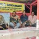 Polsek Tambusai Gerakkan Kepedulian Warga Lewat Satkamling  TAMBUSAI — Polsek Tambusai menggerakkan kepedulian warga terhadap keamanan lingkungan melalui sambang Pos Satkamling di Kelurahan Tambusai Tengah, Sabtu (3/10/2026) malam.  Kegiatan menyasar Pos Satkamling RT 001/RW 001 dan RT 002/RW 002 di Lingkungan Kepayang. Jajaran Polsek Tambusai berdialog dengan warga sekaligus melihat langsung aktivitas Satkamling di wilayah tersebut.  Kapolsek Tambusai AKP Jon Heri, S.H. hadir langsung di tengah warga untuk memastikan Pos Satkamling tetap aktif. Ia juga menyerap masukan terkait situasi keamanan serta mengajak masyarakat menjaga kamtibmas secara bersama-sama.  “Keamanan itu dimulai dari kepedulian. Ketika warga saling mengenal, saling mengingatkan dan cepat berkoordinasi, lingkungan akan lebih siap menghadapi setiap potensi gangguan,” ujar AKP Jon Heri.  Kegiatan turut didampingi Kanit Binmas Polsek Tambusai IPDA B. Lumban Gaol, Bhabinkamtibmas Aipda L. Tamba dan Briptu Erwin Prayoga. Hadir pula Kepala Lingkungan Kepayang Syamsir Alam, Ketua RW 001 Sutirin, Ketua RW 002 Sugi serta tokoh masyarakat.  Hasil pengecekan menunjukkan kedua Pos Satkamling aktif dan tidak ditemukan permasalahan. Kehadiran Polri melalui Polsek Tambusai turut mendorong keberlanjutan Satkamling sebagai bagian dari upaya menjaga kamtibmas bersama masyarakat.