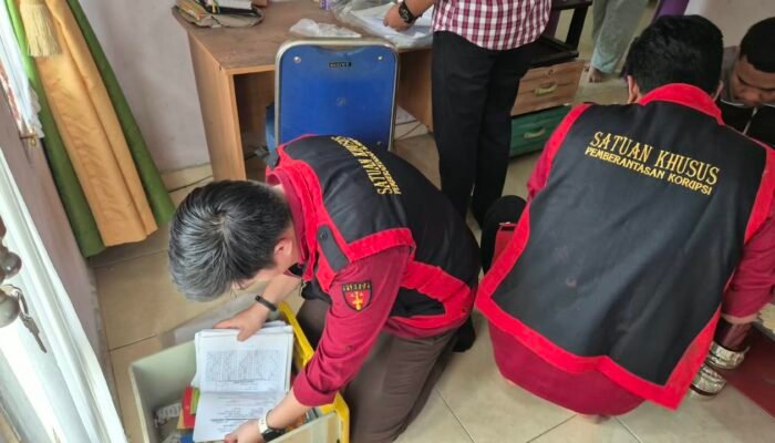 Kejari Rohul Geledah Rumah Tersangka Dugaan Korupsi Kredit Fiktif Bank BUMD