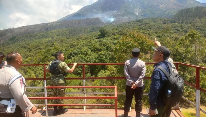 Siaga Karhutla Gunung Lawu, Petugas Gabungan Pantau Titik Asap di Perbatasan Cemoro Sewu–Cemoro Kandang