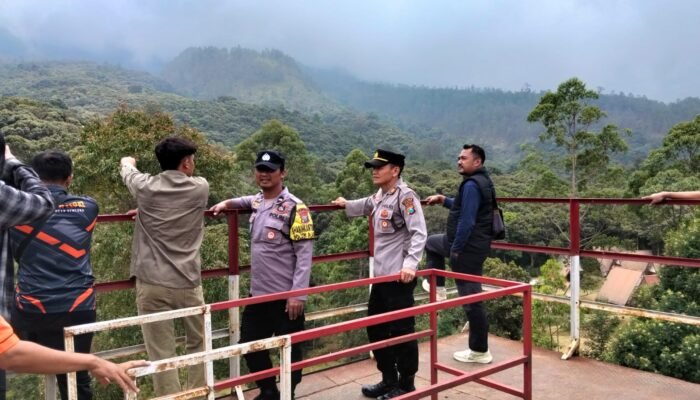 Asap Putih Masih Mengepul di Gunung Lawu, Tim Gabungan Polres Magetan – TNI – BPBD dan Relawan Terus Lakukan Pemantauan di cemoro kandang