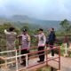 Asap Putih Masih Mengepul di Gunung Lawu, Tim Gabungan Polres Magetan – TNI – BPBD dan Relawan Terus Lakukan Pemantauan di cemoro kandang