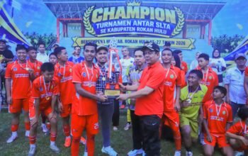 Wabup Syafaruddin Poti Tutup Turnamen Sepak Bola SLTA se-Rohul, Dorong Atlet Muda Berprestasi