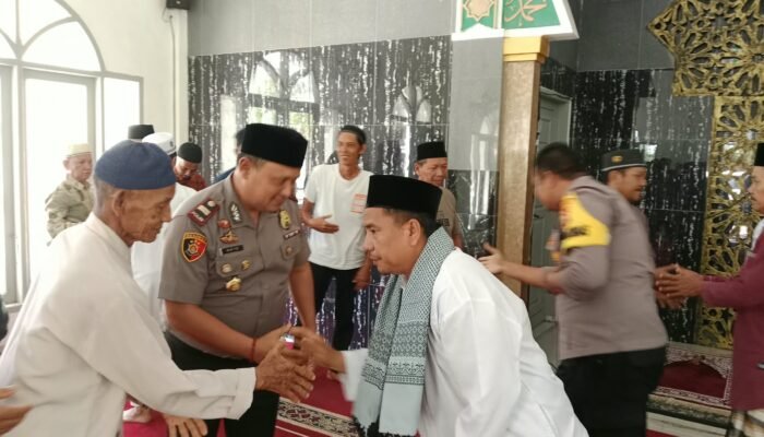 Polsek Perhentian Raja Rangkul Jamaah Masjid Nur Al Jabbar Lewat Jumat Keliling